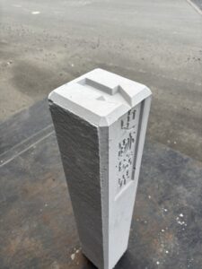 境界杭130□×H700 『史跡境界』『文部科学省』頭部斜め矢印、横矢印